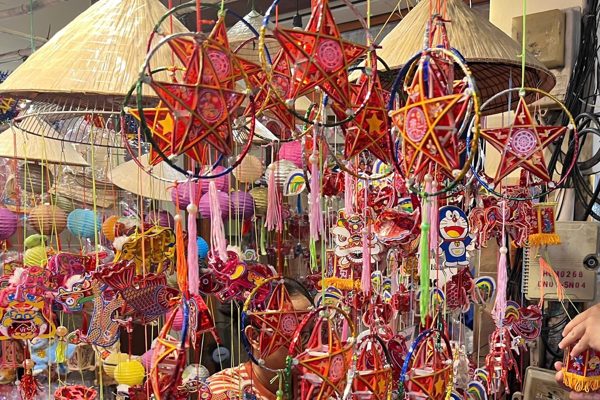 Lồng đèn mini giá vài chục nghìn bán chạy, doanh số lên tới cả tỷ đồng