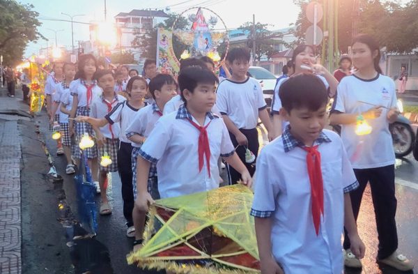 Lồng đèn thắp sáng ước mơ tới hàng trăm thiếu nhi Vĩnh Long
