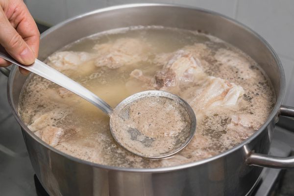 Lớp bọt khi hầm xương là dưỡng chất hay cặn bẩn?