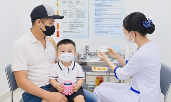 Lớp có ca tay chân miệng, tiêm vaccine ngay có kịp bảo vệ con?