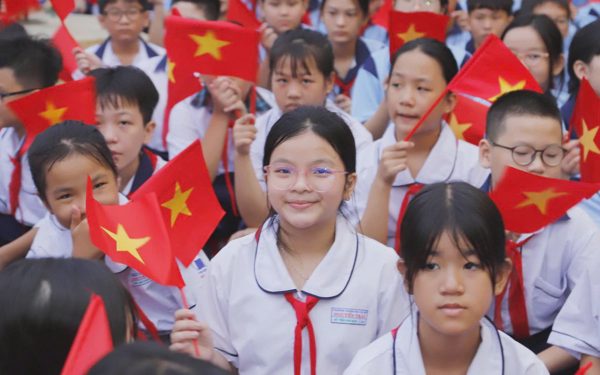 Lớp có tivi 25 triệu, sắm thêm máy chiếu 20 triệu, phụ huynh vẫn 'đồng thuận' vì sợ con lạc lõng