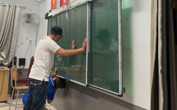 Lớp học '3 ngày không có bảng' đã có bảng mới, nhà trường nói 'rút kinh nghiệm sâu sắc'