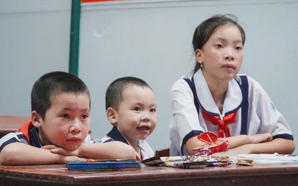 Lớp học tình thương kỳ lạ ở đảo Hòn Chuối với 3 cái bảng, 5 khối lớp, 1 người thầy