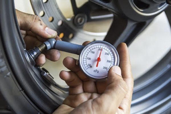 Lốp xe máy bơm càng căng càng tiết kiệm xăng, đúng hay sai?