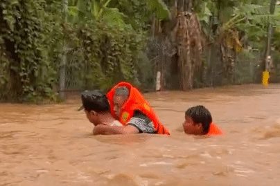 Lũ bủa vây hơn 420 hộ dân, cán bộ quân sự lội nước sâu 1,5m cõng người già sơ tán