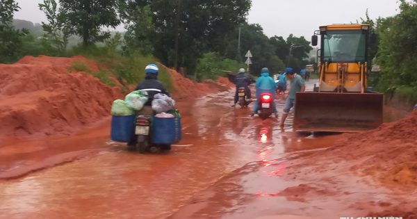 Lũ cát đỏ tràn xuống tuyến đường nối quốc lộ 1 với Mũi Né do mưa lớn