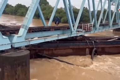 Lũ cuốn 2 xà lan mắc kẹt dưới cầu đường sắt ở Quảng Trị