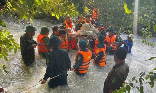 Lũ cuốn hai người cắm trại, một nạn nhân tử vong