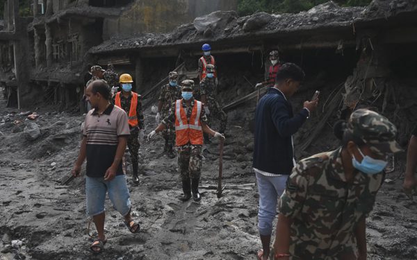 Lũ cuốn phăng nhiều két sắt chứa tiền, vàng của ít nhất 20 ngân hàng Nepal