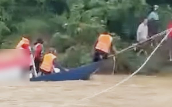 Lũ cuốn trôi thuyền, 10 người dân được cứu thành công