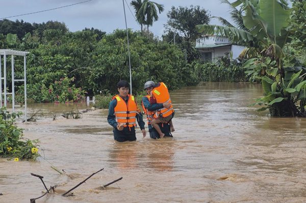 Lũ dâng cao, hàng chục hộ dân ở Lâm Đồng phải sơ tán