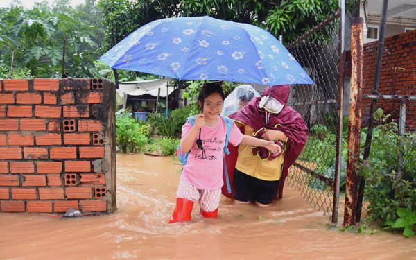 Lũ dâng cao trở lại, dân Đồng Nai bỏ nhà đi trú, hàng xóm mở cửa đón nhau