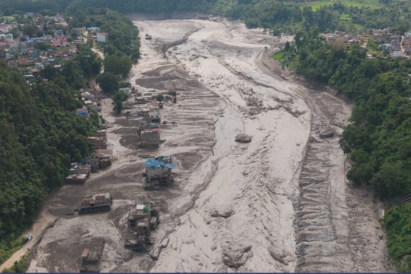 Lũ quét làm 359 người chết ở Nepal: Người nhà tuyệt vọng tìm nạn nhân