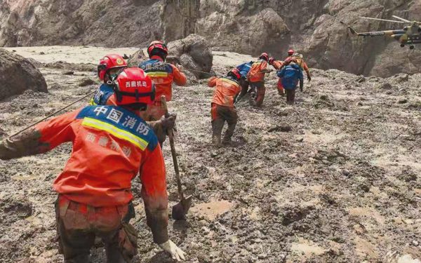 Lũ quét Nepal - Trung Quốc: Cứu hộ bước vào tìm kiếm chuyên sâu dưới lớp bùn đá dày 16m