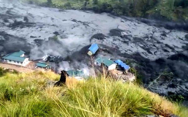 Lũ quét ở Nepal: 45 ngôi nhà bị cuốn trôi, vô số công trình hư hại, cứu 82 người