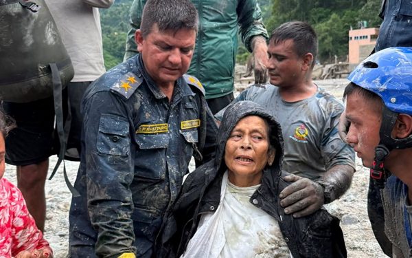 Lũ quét ở Nepal: Gia đình làm lễ tang thì phát hiện cụ bà còn sống sau 10 ngày mất tích