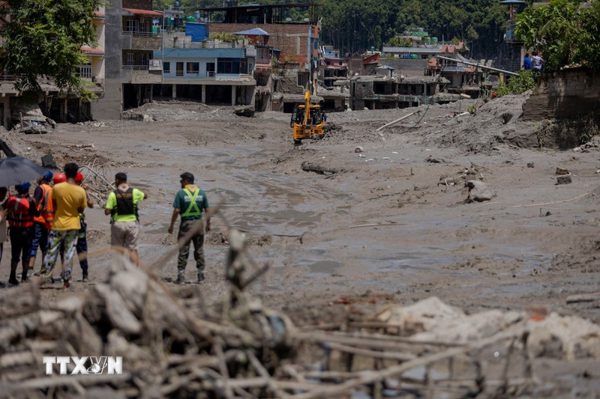Lũ quét tại Nepal và Trung Quốc: Thách thức trong cứu trợ người sống sót