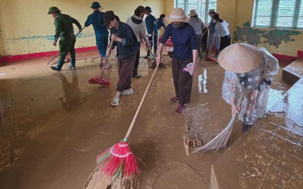 Lũ rút, thầy cô Quảng Trị tất tả dọn trường, hàng ngàn học sinh tạm nghỉ học