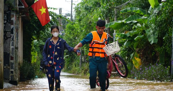 Lũ sông Buông về lúc rạng sáng, người dân vội dậy đưa xe máy khỏi rốn ngập