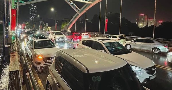 Lũ sông Cầu vượt báo động, dân Thái Nguyên xuyên đêm đưa ô tô đi tránh lũ