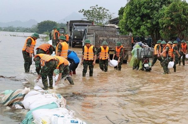 Lũ sông ngoại thành Hà Nội vượt báo động 3, hàng trăm người tham gia đắp đê