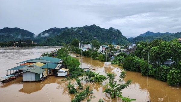 Lũ trên nhiều sông Bắc Bộ, Thanh Hóa vượt báo động 3, nguy cơ ngập lụt và sạt lở gia tăng
