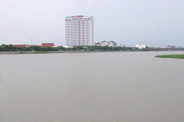 Lũ trên nhiều sông ở Ninh Bình dâng cao, cấm tàu thuyền qua cầu Đế