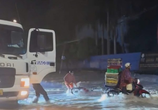 Lũ về trong đêm, hàng trăm nhà dân ở TP HCM ngập sâu