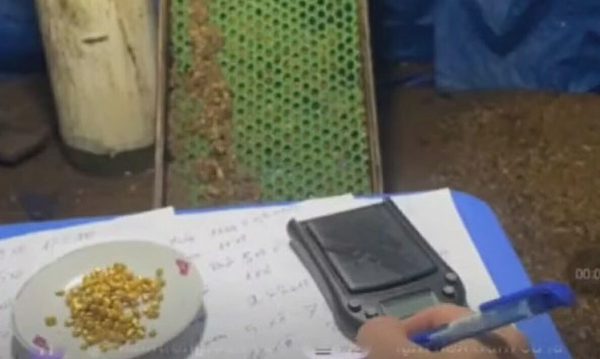 Lừa bán 'vàng nhặt từ xô cát' trong các phiên livestream