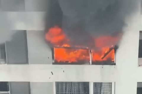 Lửa cháy ngùn ngụt trong căn hộ chung cư ở Hà Nội