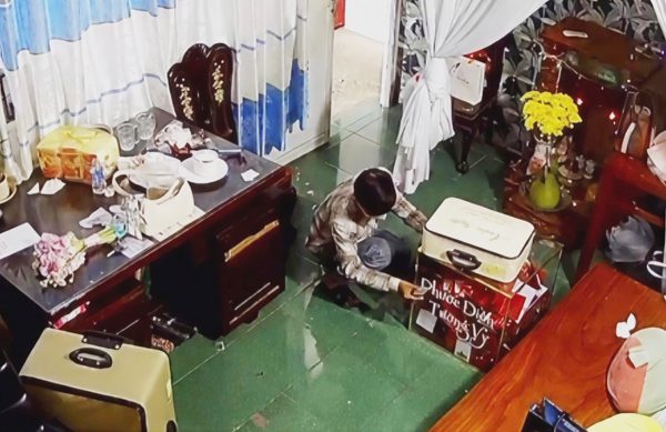 Lừa cô dâu ra khỏi phòng cưới để trộm thùng tiền phong bì