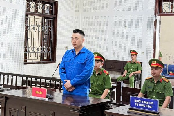 Lừa lấy ô tô của bạn đi cầm cố, rồi trộm lại để trả