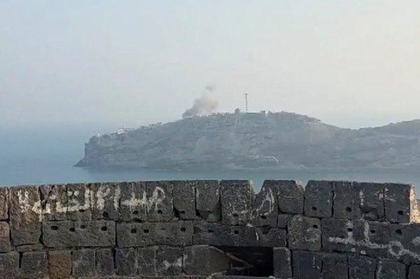 Lực lượng Houthi dội tên lửa xuống dinh tổng thống Yemen