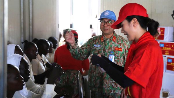 Lực lượng mũ nồi xanh Việt Nam lan tỏa tình yêu thương đến học sinh Abyei