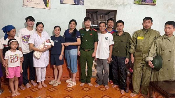 Lực lượng vũ trang Thanh Hóa giúp dân trong mưa lũ