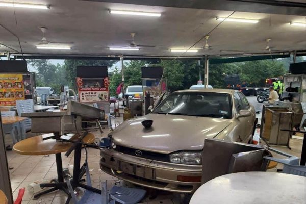 Lùi xe nhầm chân ga, Toyota Camry đâm 2 ô tô rồi lao vào quán ăn