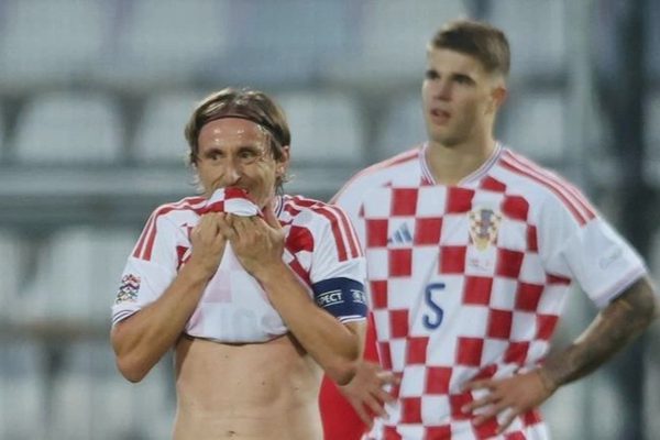 Luka Modric bật khóc khi chứng kiến Croatia thua tuyển Anh 0-7