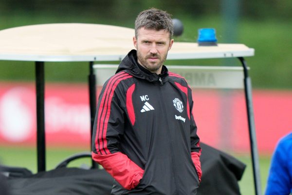 Luke Shaw khiến Michael Carrick đứng ngồi không yên