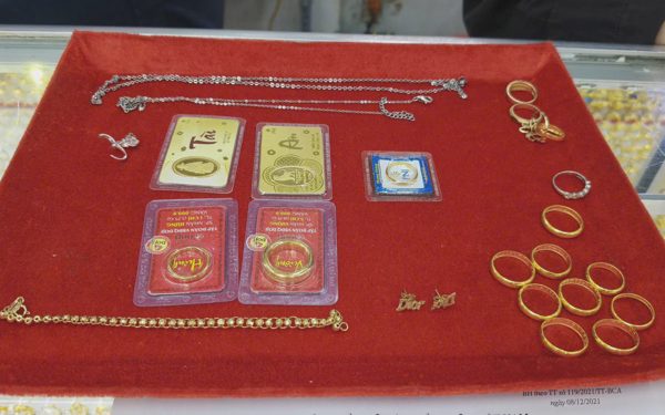 Lượm được túi đựng vàng, cụ bà nhặt ve chai đến công an tìm người đánh mất trả lại