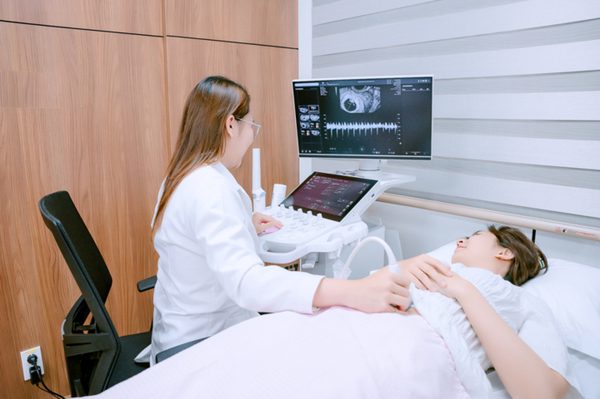 Lương 40 triệu/tháng, có nhà xe nhưng 'đỏ mắt' tìm một tiếng khóc trẻ thơ