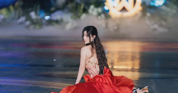 Lương Thùy Linh gặp sự cố trượt ngã trên sàn catwalk