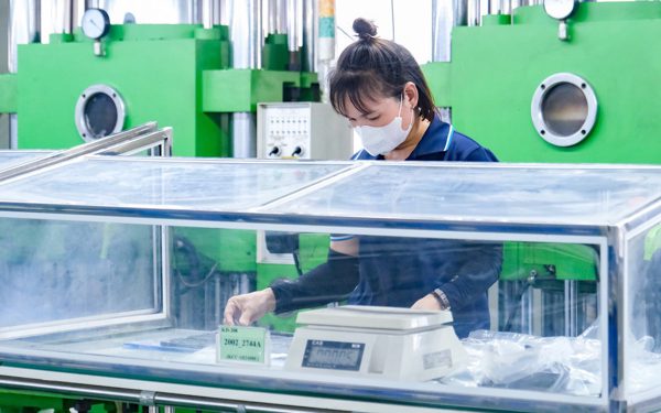 Lương thưởng tăng, doanh nghiệp vẫn 'đỏ mắt' tìm lao động