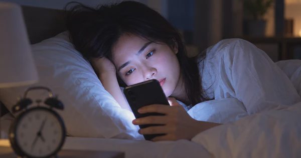 Lướt tin tiêu cực đến khuya, não bộ có thể chịu hậu quả này
