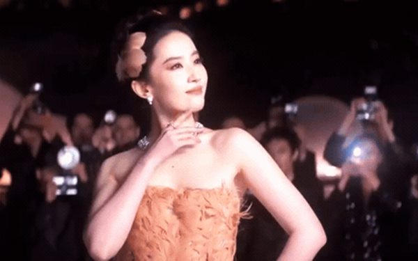 Lưu Diệc Phi sốt cao vẫn hóa phượng hoàng đêm hội Vogue