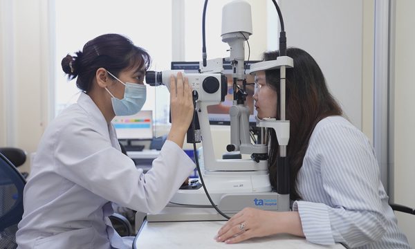 Lưu ý đeo kính áp tròng mùa mưa ẩm