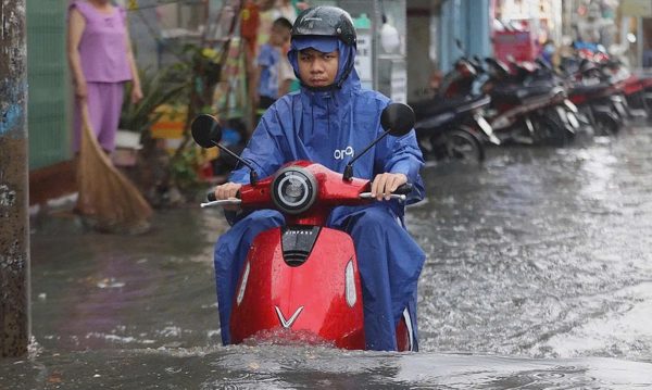 Lưu ý gì khi dùng xe máy điện mùa mưa ngập, triều cường