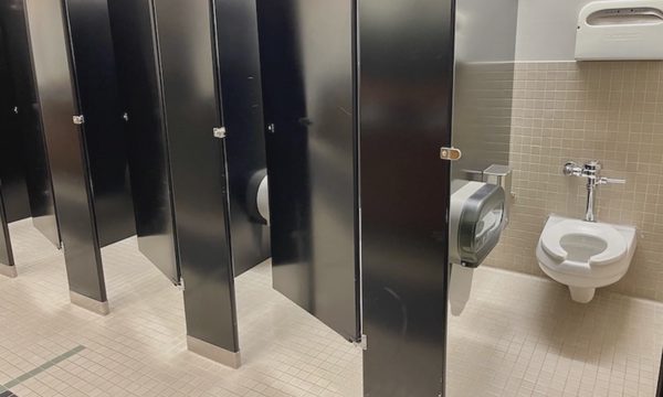 Lý do buồng vệ sinh ở Mỹ luôn có khe hở