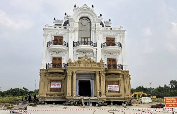 Lý do chủ nhà nhờ 'thần đèn' dời biệt thự trăm tấn; đất sổ đỏ làm đường dân kiện đòi bồi thường