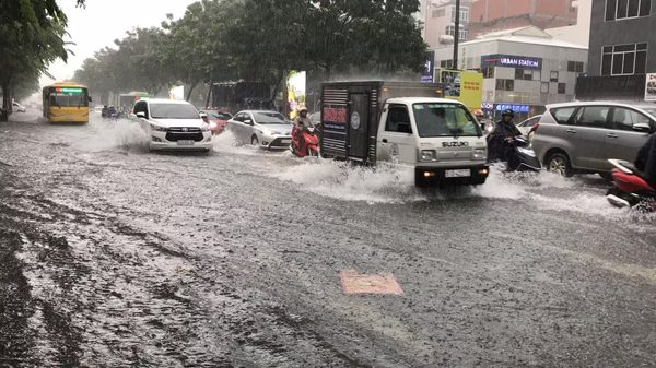 Lý do cửa ngõ sân bay Tân Sơn Nhất ngập úng khi mưa lớn