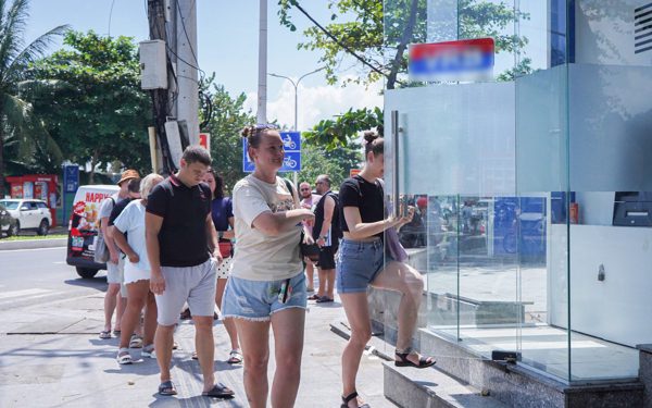 Lý do du khách Nga xếp hàng dài trước các trụ ATM ở Nha Trang